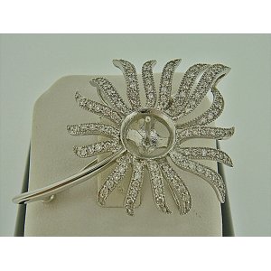 Photo: K18WG DIA BROOCH